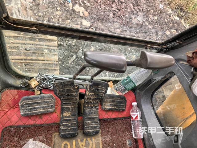 行走控制手柄和踏板?俯拍（駕駛室部分）