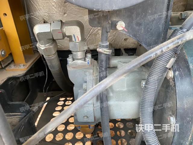 液压泵舱室正面整体（整机外观）