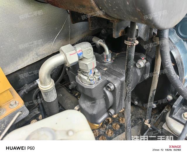 液壓泵艙室正面整體（整機外觀）