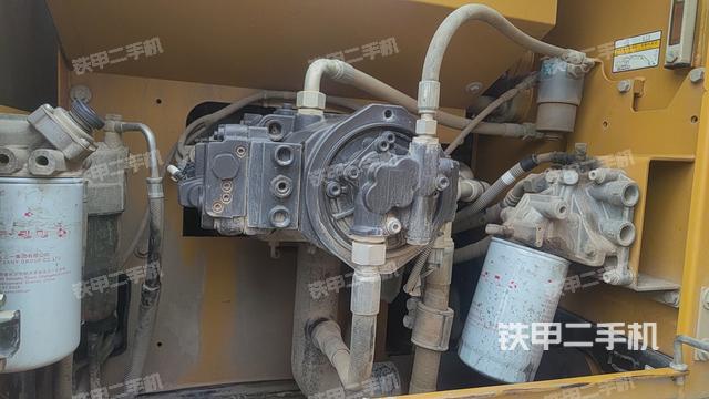 液压泵舱室正面整体（整机外观）