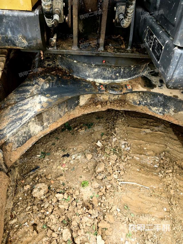 轉(zhuǎn)盤(pán)和下車架正前（工作和回轉(zhuǎn)裝置）