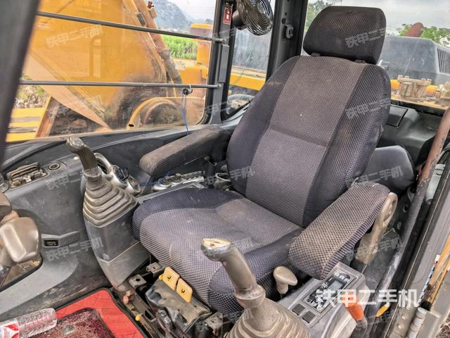 座椅右側控制臺/鑰匙門/油門/含右手柄（駕駛室部分）