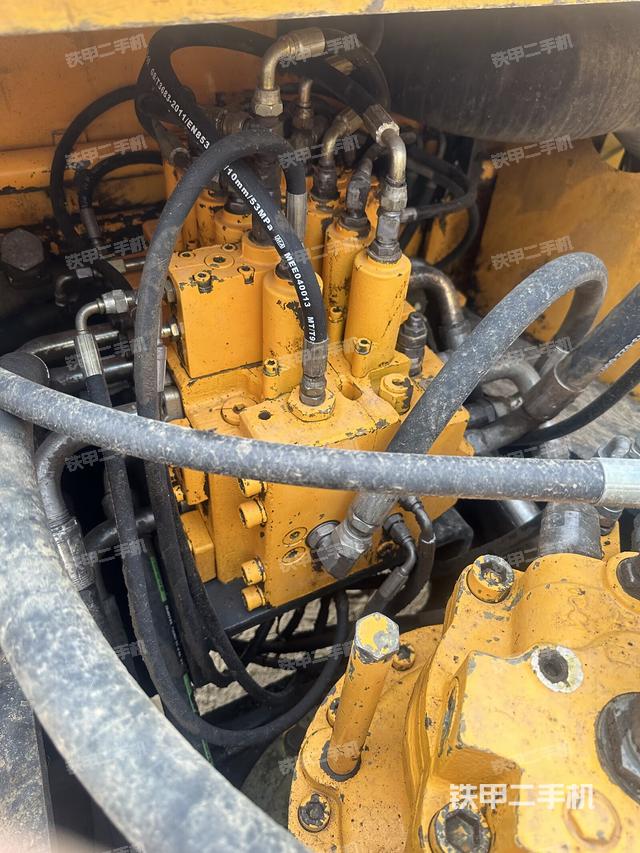 回转马达和主控阀（整机外观）