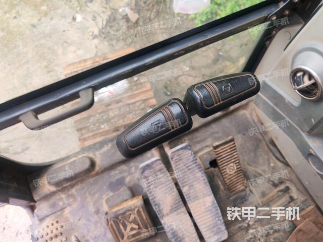 行走控制手柄和踏板?俯拍(駕駛室部分) 行走控制手柄和踏板?俯拍(駕駛室部分)