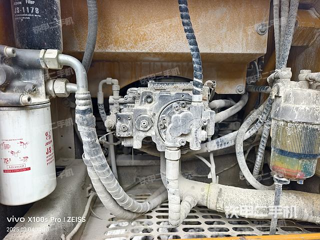 液压泵舱室正面整体（整机外观）