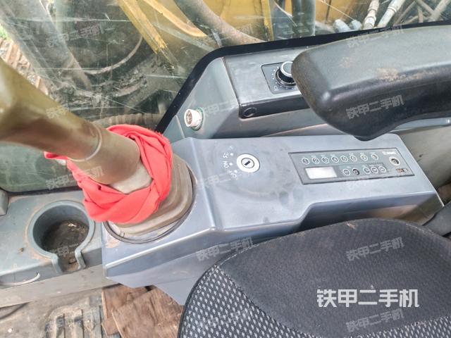 座椅右側(cè)控制臺/鑰匙門/油門/含右手柄(駕駛室部分) 座椅右側(cè)控制臺/鑰匙門/油門/含右手柄(駕駛室部分)