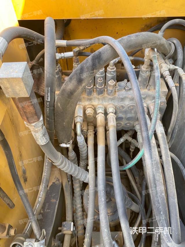 回轉(zhuǎn)馬達(dá)和主控閥（整機(jī)外觀）