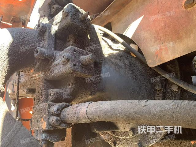 液压泵舱室正面整体（整机外观）