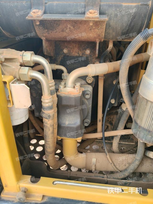 液壓泵艙室正面整體(整機外觀) 液壓泵艙室正面整體(整機外觀)
