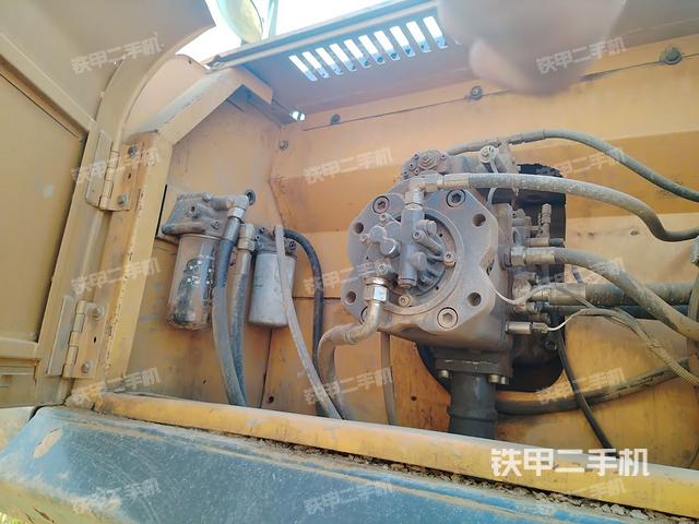 液压泵舱室正面整体（整机外观）