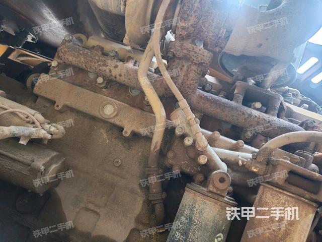 發(fā)動機右側(cè)全景（壓路機發(fā)動機艙）