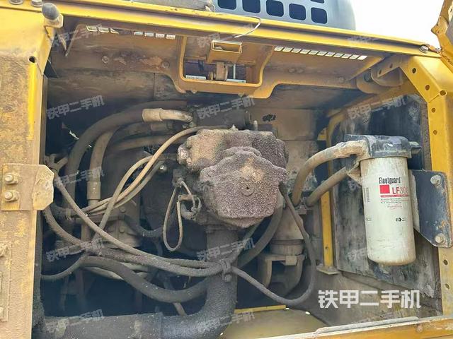 液压泵舱室正面整体（整机外观）