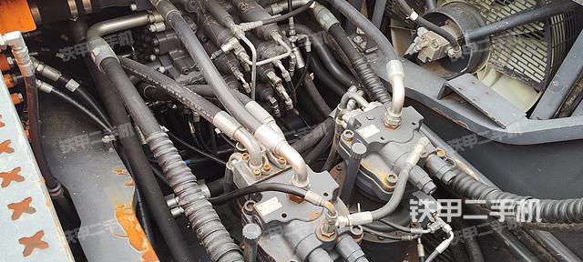 回转马达和主控阀（整机外观）