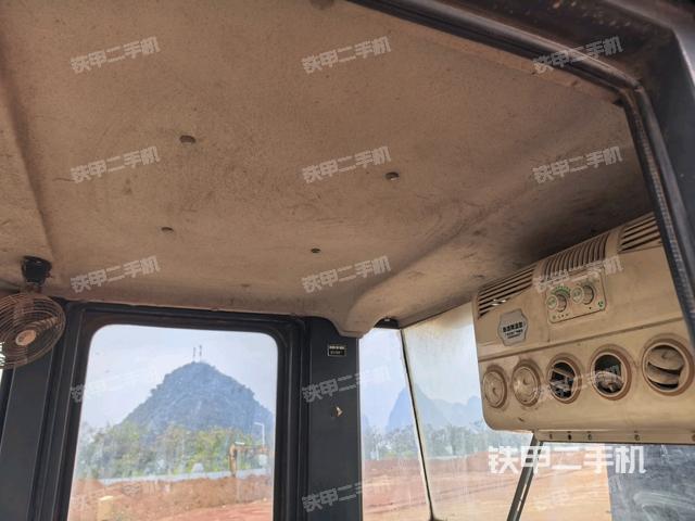 駕駛室側(cè)向上照全景（壓路機駕駛室）