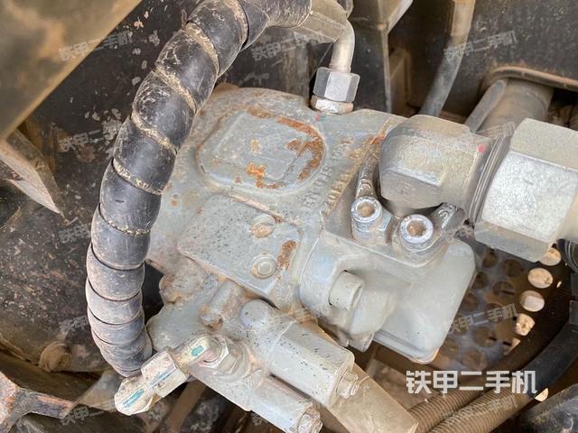 液压泵舱室正面整体（整机外观）