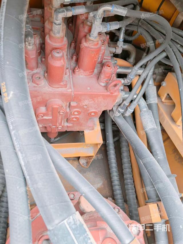 回转马达和主控阀（整机外观）