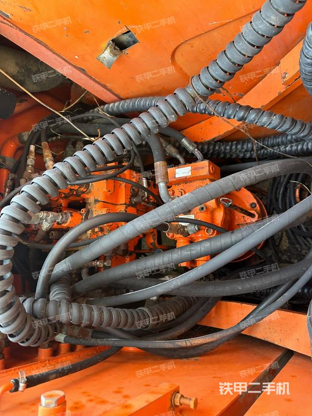 回转马达和主控阀（整机外观）