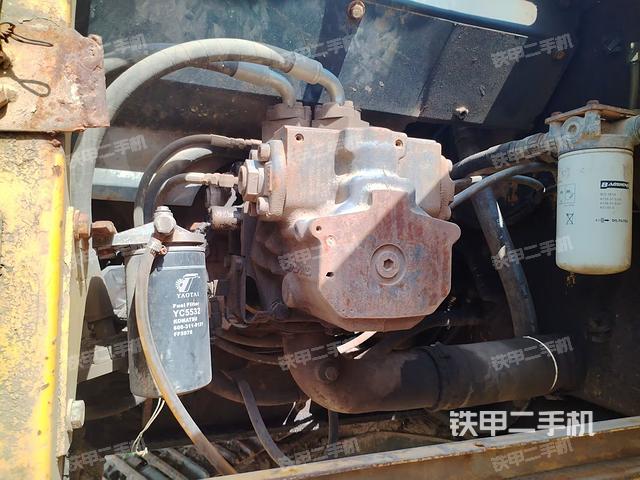 液压泵舱室正面整体（整机外观）