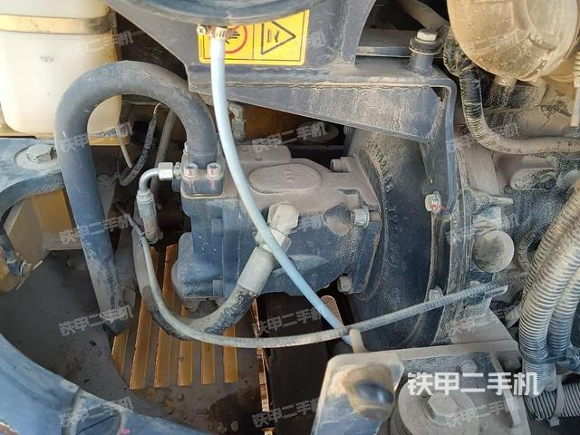 液压泵舱室正面整体（整机外观）