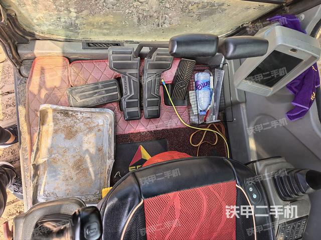 行走控制手柄和踏板?俯拍（駕駛室部分）