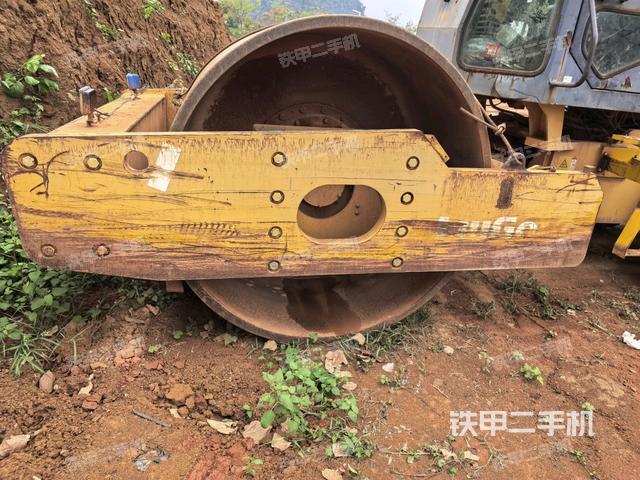 前車架正左側(cè)（壓路機前后車架）