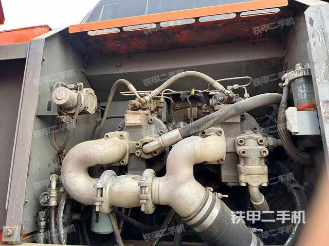 液压泵舱室正面整体（整机外观）