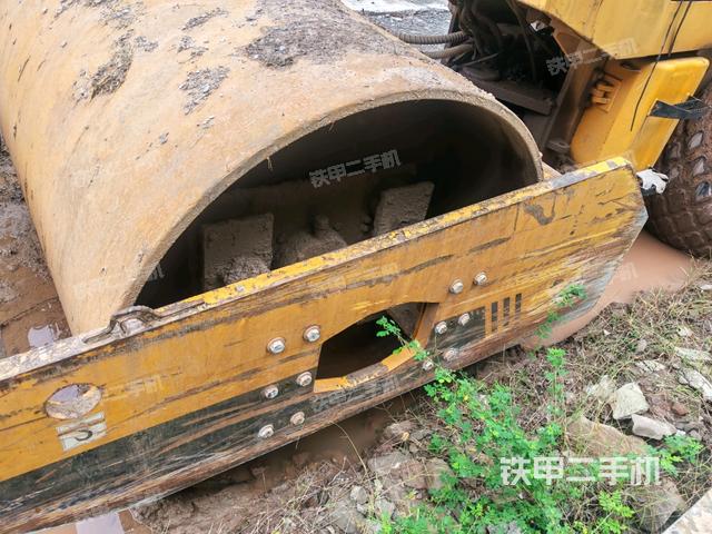 后輪右側(cè)全景（壓路機前后車架）