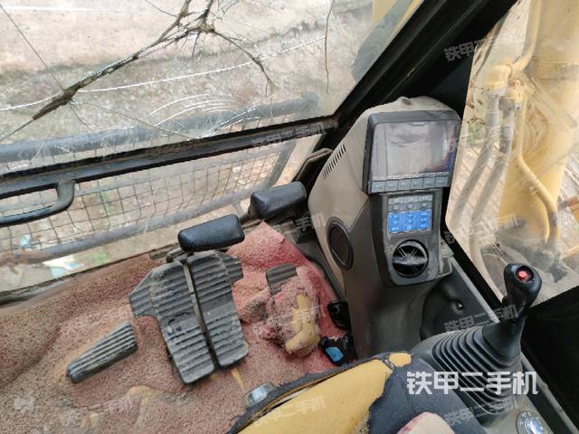 行走控制手柄和踏板?俯拍（駕駛室部分）