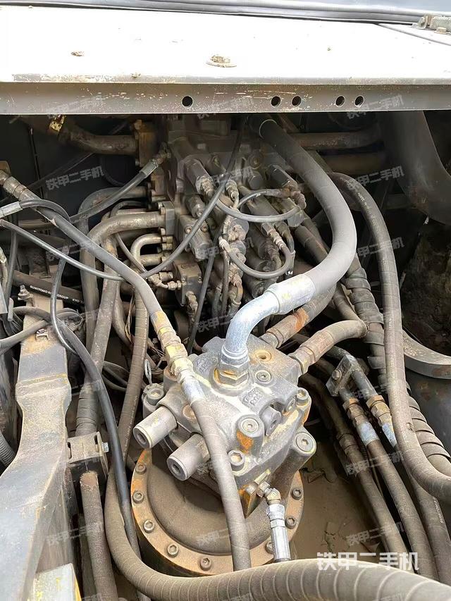 回轉(zhuǎn)馬達(dá)和主控閥（整機(jī)外觀）