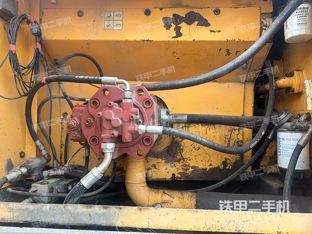 液压泵舱室正面整体（整机外观）