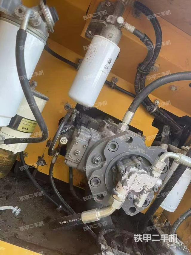 液壓泵艙室正面整體(整機外觀) 液壓泵艙室正面整體(整機外觀)