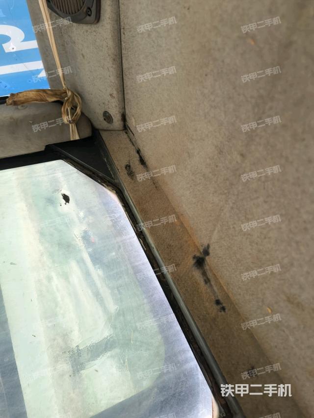 行走控制手柄和踏板?俯拍（駕駛室部分）