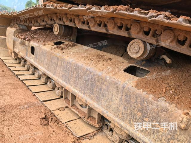 左驅(qū)動輪（行走機構(gòu)）