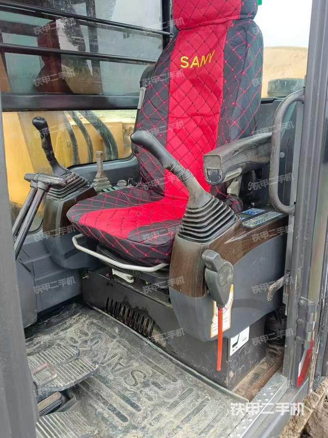 駕駛室整體(整機(jī)外觀) 駕駛室整體(整機(jī)外觀)