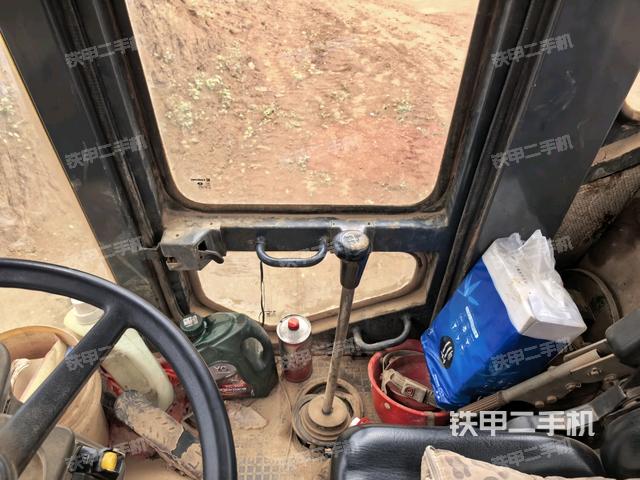 駕駛室頂蓬內(nèi)（壓路機駕駛室）