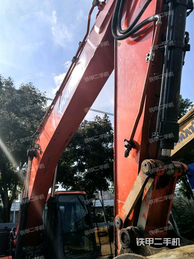 大臂油缸整体 竖拍（工作和回转装置）