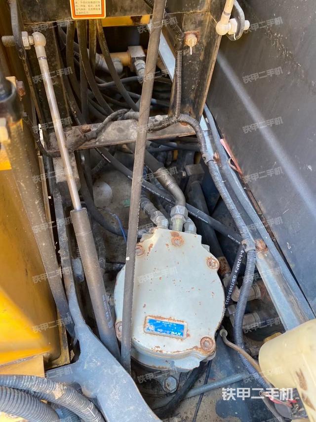 回转马达和主控阀（整机外观）