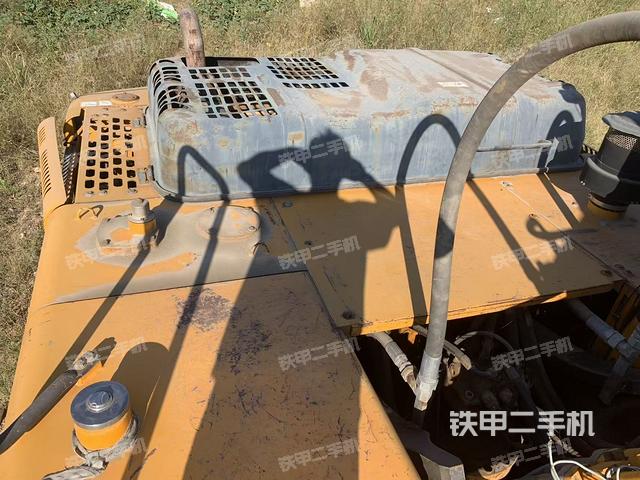 駕駛室頂部(整機(jī)外觀) 駕駛室頂部(整機(jī)外觀)