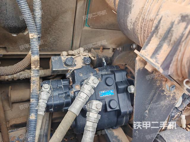 液压泵舱室正面整体（整机外观）