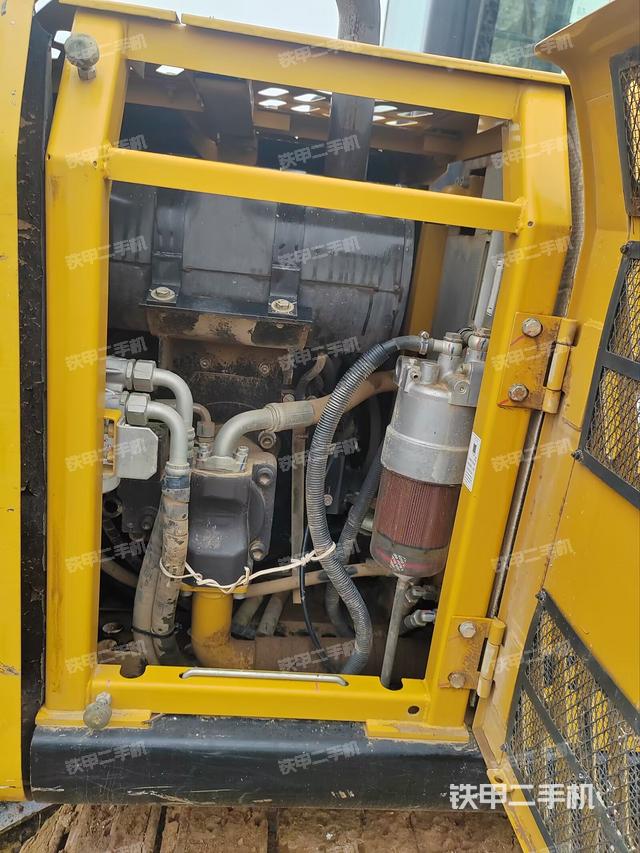 液压泵舱室正面整体（整机外观）