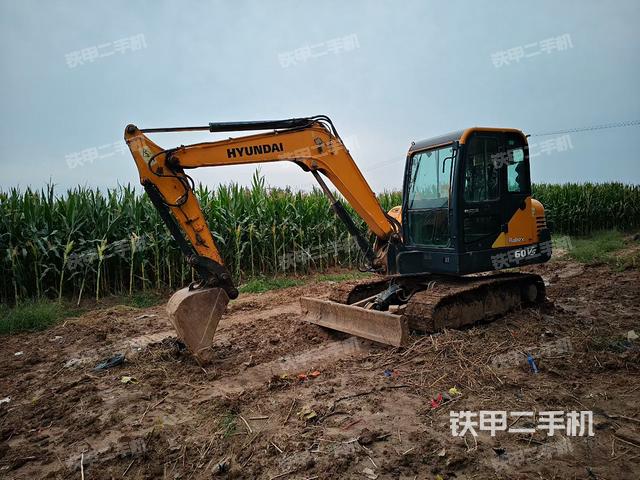 現(xiàn)代R 60VS挖掘機(jī)