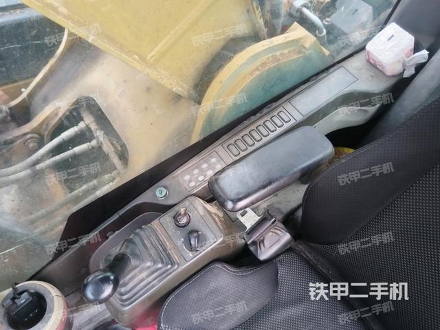 行走控制手柄和踏板?俯拍（駕駛室部分）