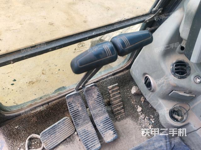 行走控制手柄和踏板 俯拍（驾驶室部分）