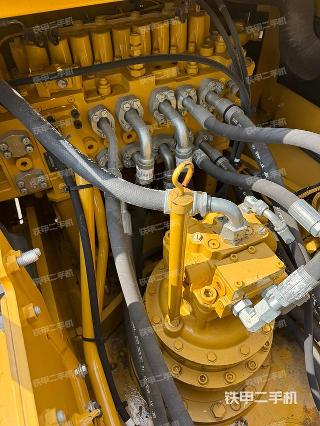 回转马达和主控阀（整机外观）