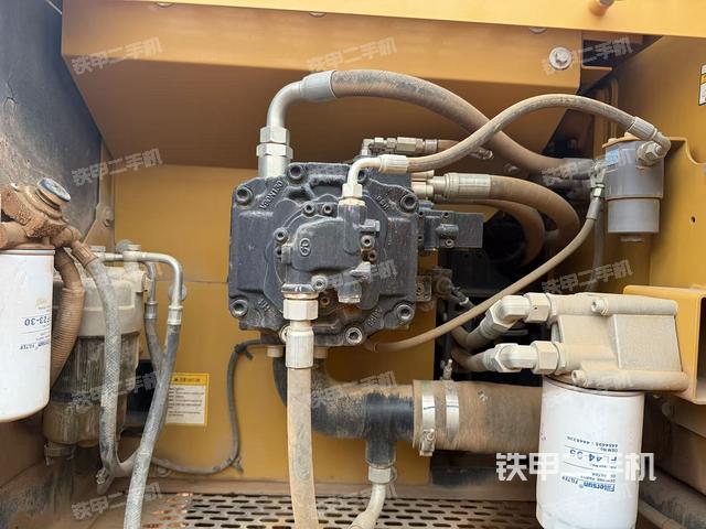 液壓泵艙室正面整體(整機(jī)外觀) 液壓泵艙室正面整體(整機(jī)外觀)