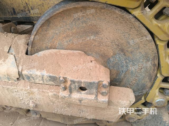 松土器全景（推土机底盘及工作装置）