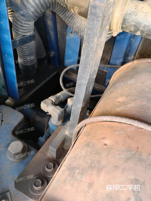 液壓泵艙室正面整體（整機外觀）