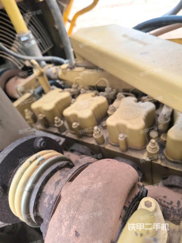 发动机右侧全景（推土机发动机舱）