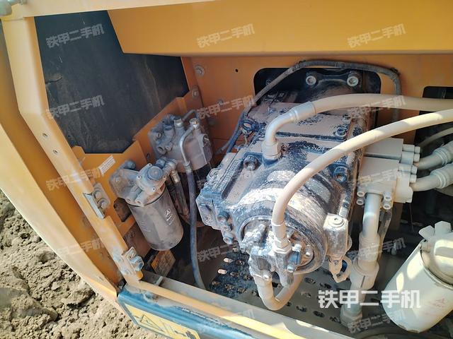 液壓泵艙室正面整體（整機外觀）