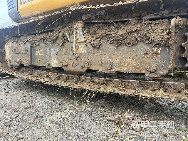 單側(cè)履帶整體(整機(jī)外觀) 單側(cè)履帶整體(整機(jī)外觀)